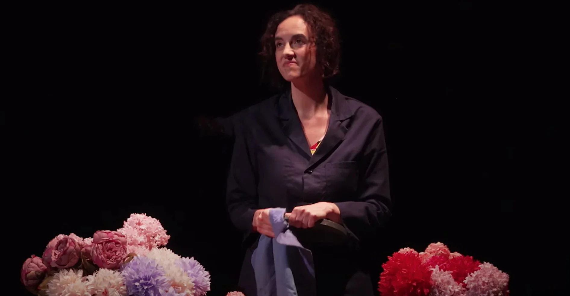 Sur cette image, nous voyons Violette Toussaint, la garde-cimetière emblématique de la pièce "Changer l'Eau des Fleurs". Son visag
