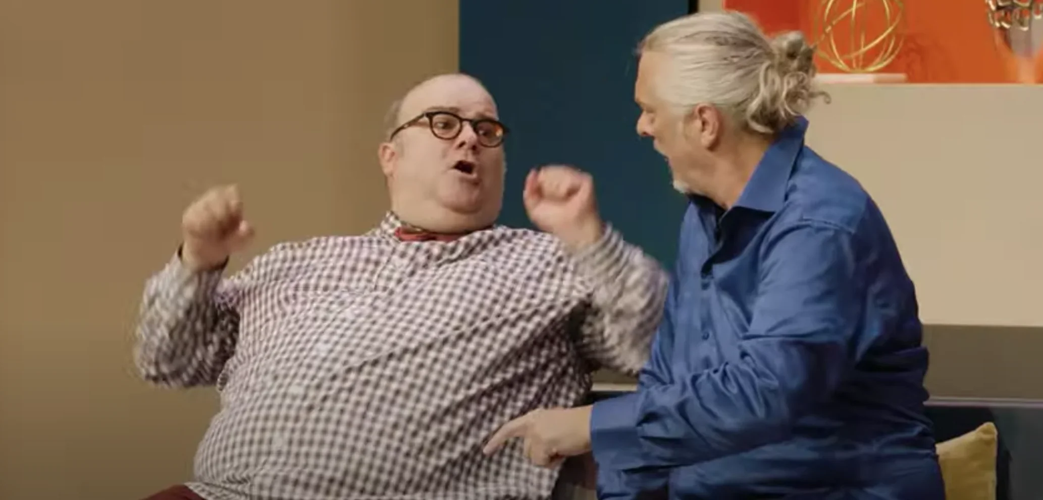 Cette photo met en valeur nos deux acteurs principaux, Laurent Paquin et Normand D'Amour, en pleine représentation de 'Le Dîner de