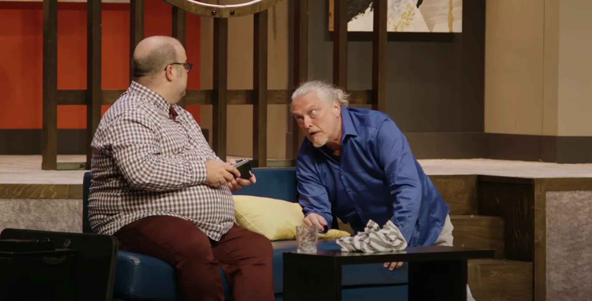 Cette photo met en scène Laurent Paquin et Normand D'Amour, nos deux acteurs principaux de 'Le Dîner de Cons'. Ils sont en plein é