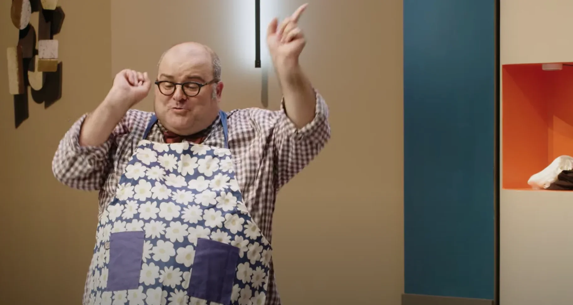 Dans cette photo, on voit Normand D'Amour dans le rôle de Pierre Brochant, le héros de 'Le Dîner de Cons'. Il est au téléphone, l'