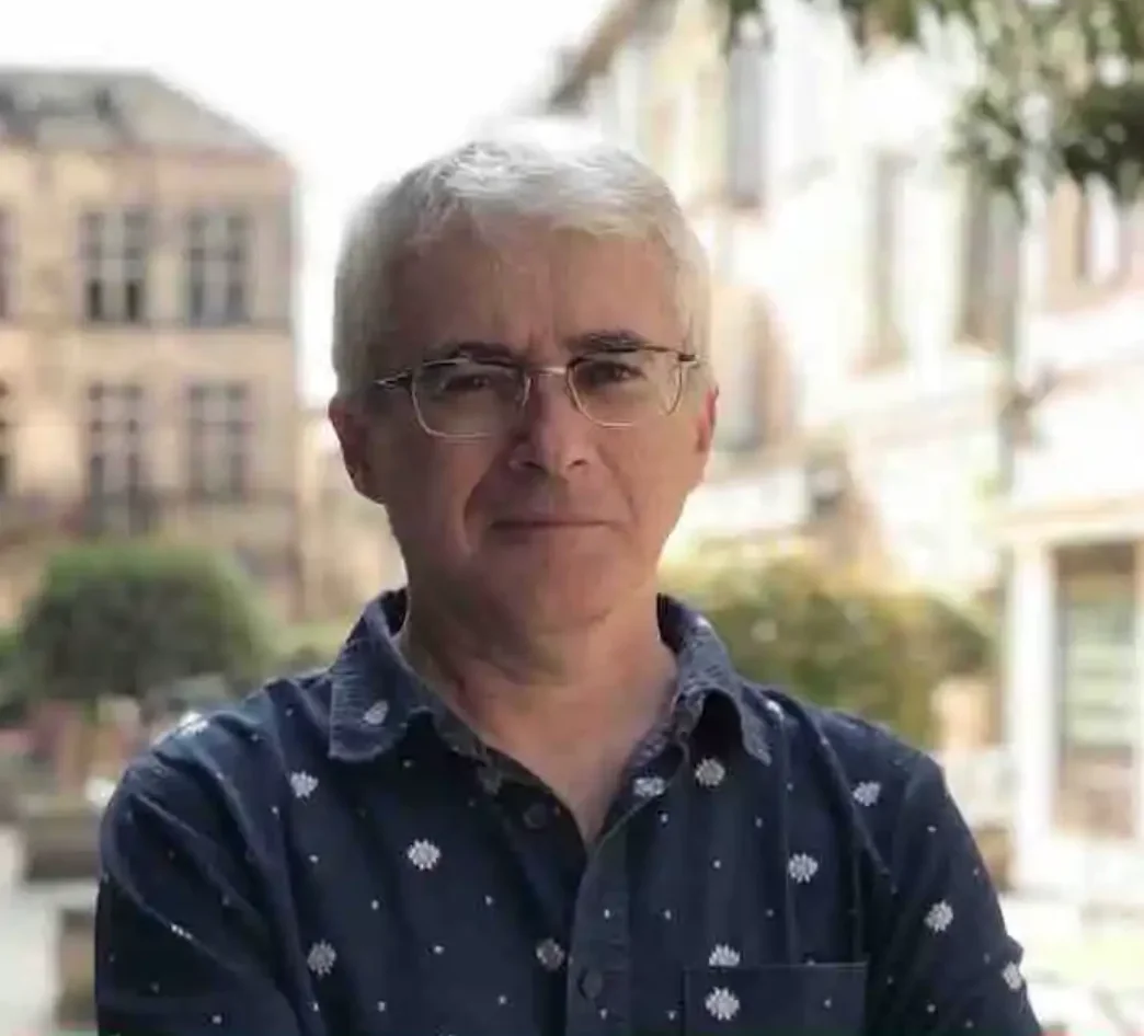 Dans ce portrait captivant de l'auteur renommé Jean-Pierre Martinez, nous sommes témoins d'un instant intime gelé dans le temps.