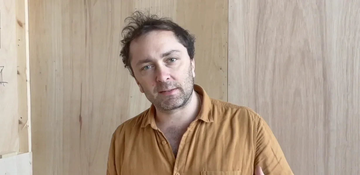 Dans ce cliché en coulisses, la tension créative et l'émotion palpitent dans l'air. Je me tiens aux côtés des acteurs, les yeux ri