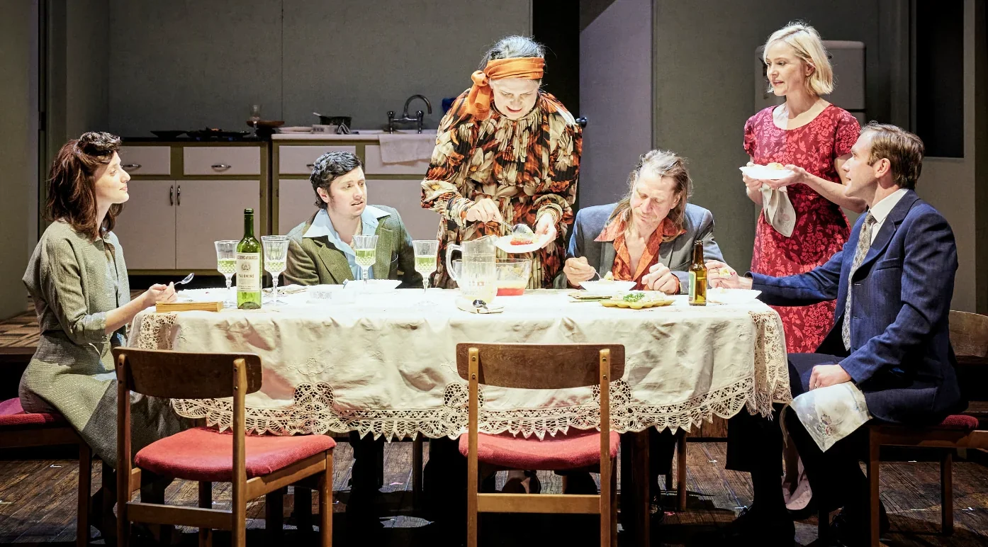 Cette image saisit un moment captivant où tous les personnages se rassemblent autour d'une table, créant ainsi une toile de destin