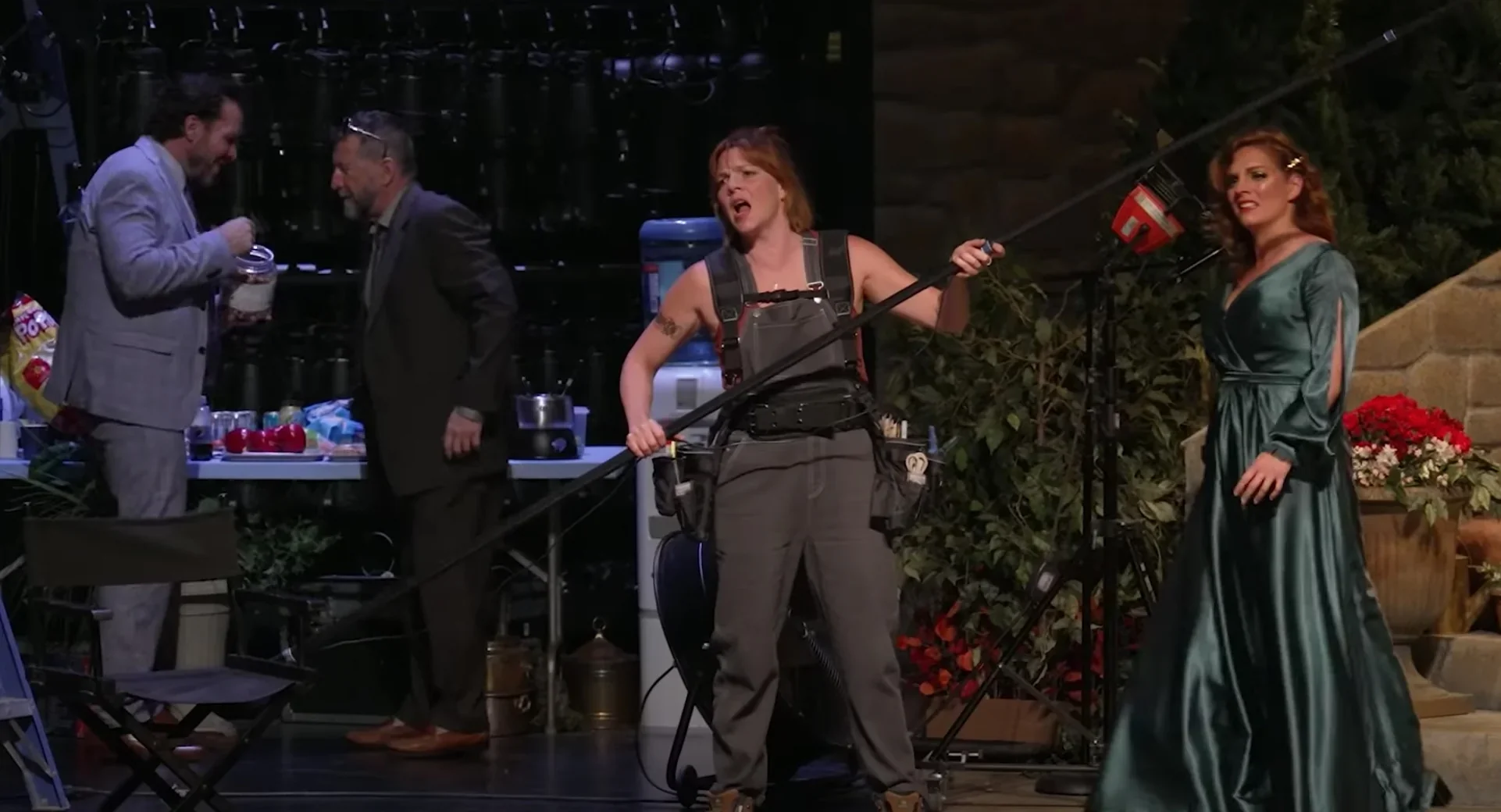 Cette image remarquable nous plonge au cœur de l'action alors que les personnages de "Silence, on tourne!" se prêtent au jeu du to