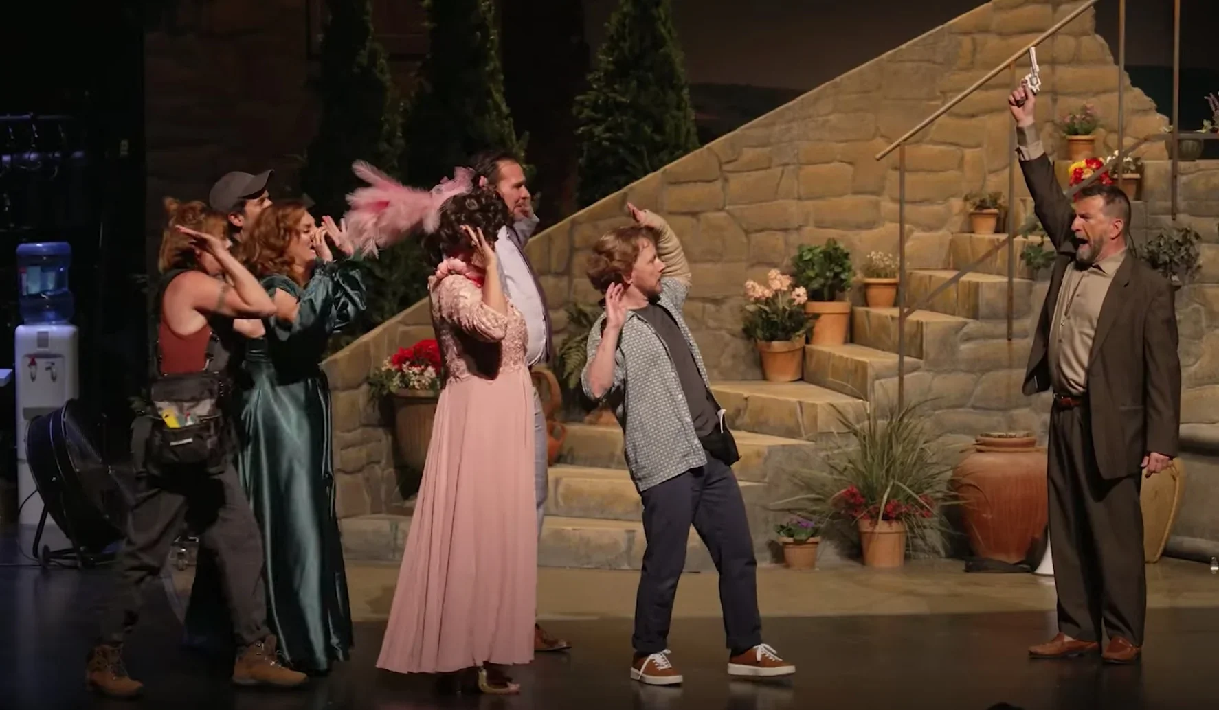 Cette photo intrigante nous plonge au cœur des tensions croissantes en coulisses de "Silence, on tourne!". Les regards chargés de