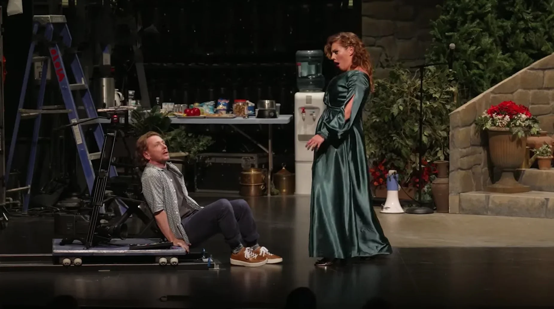 Cette image captivante nous plonge dans un moment intense de frayeur vécu par l'un des personnages de "Silence, on tourne!". Les t