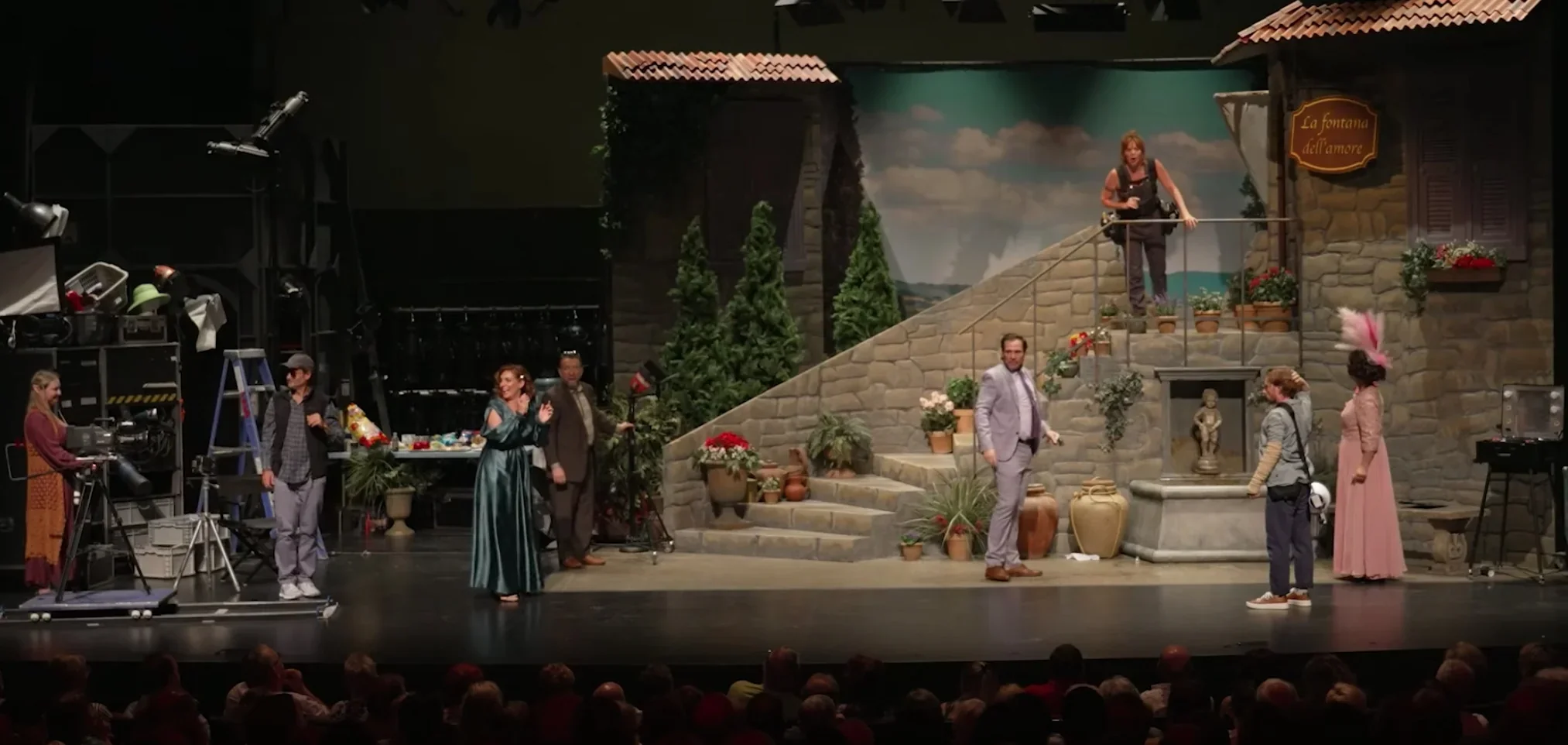 Cette image saisissante capture un moment de cohésion et d'unité alors que tous les personnages se réunissent sur scène dans "Sile