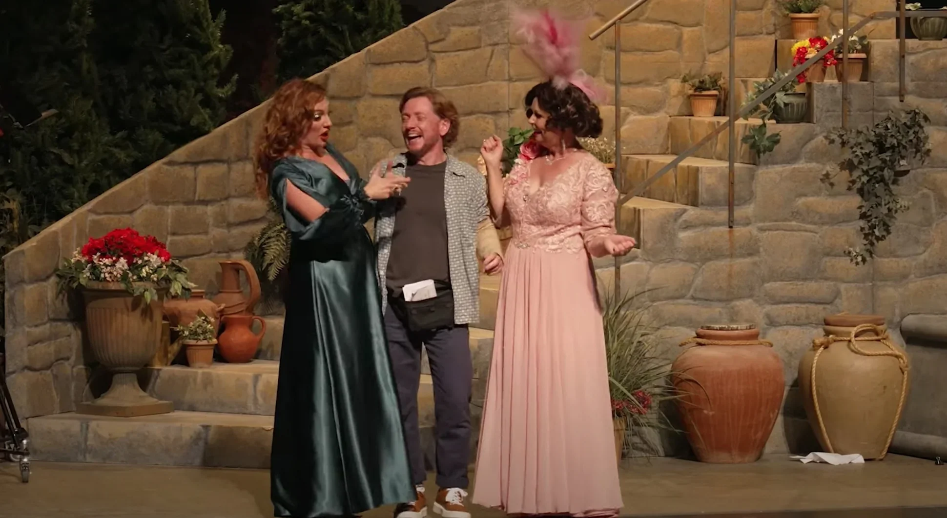 Cette image captivante nous transporte dans une scène où deux personnages de "Silence, on tourne!" partagent un moment de complici