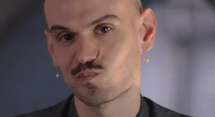 Portrait de Thymios Fountas, l'auteur de la pièce Sauvez Bâtard