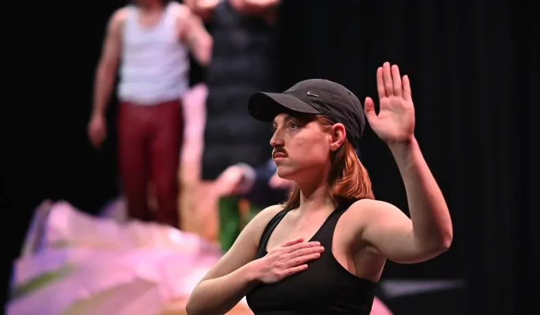 Image de la scène captivante de la pièce Sauvez Bâtard