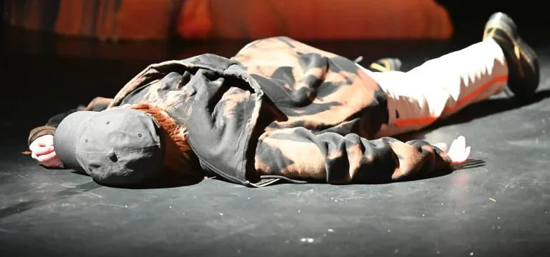 Image du cadavre sur scène dans la pièce Sauvez Bâtard