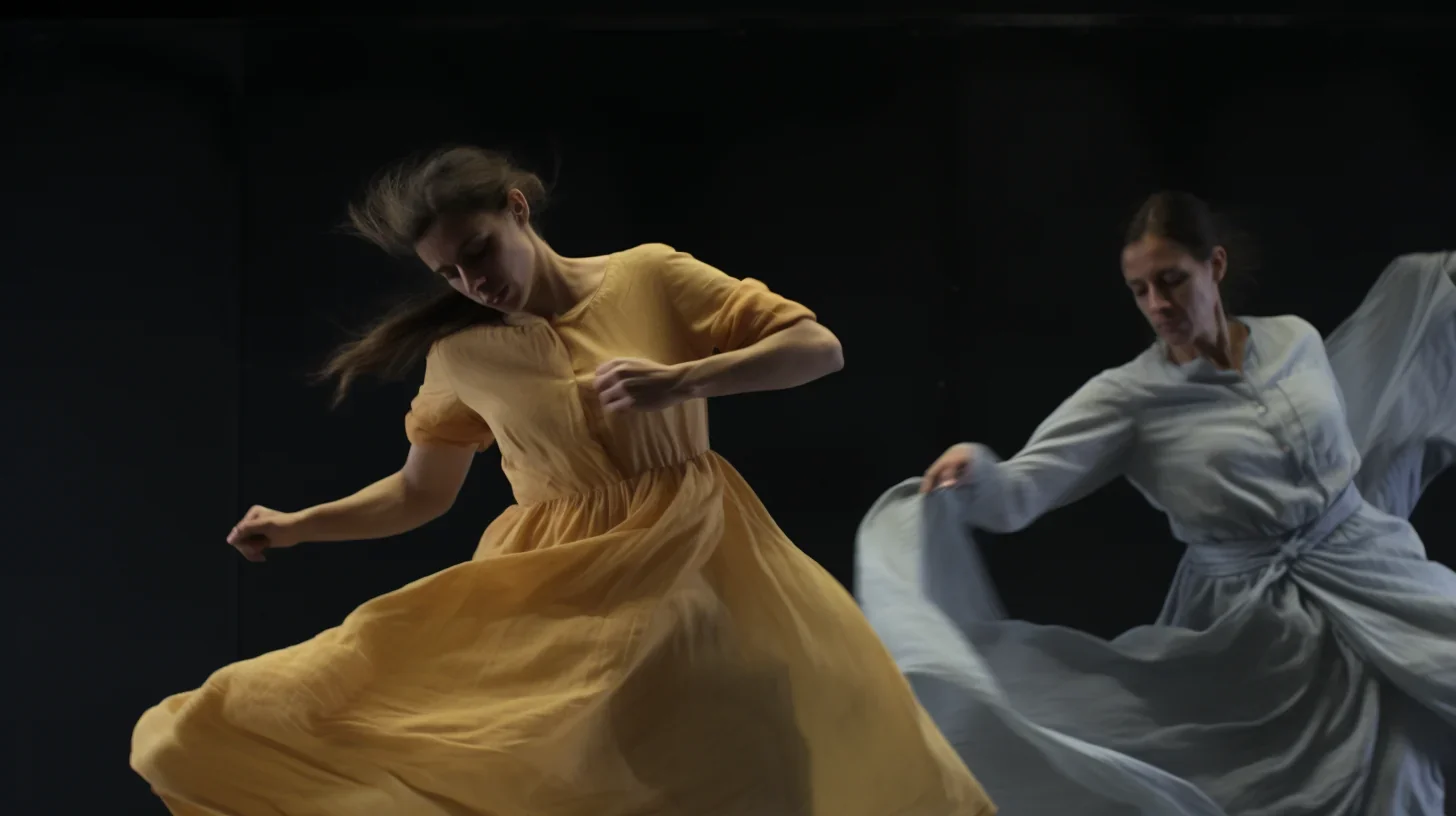 Duo des actrices sur scène en action lors de la représentation