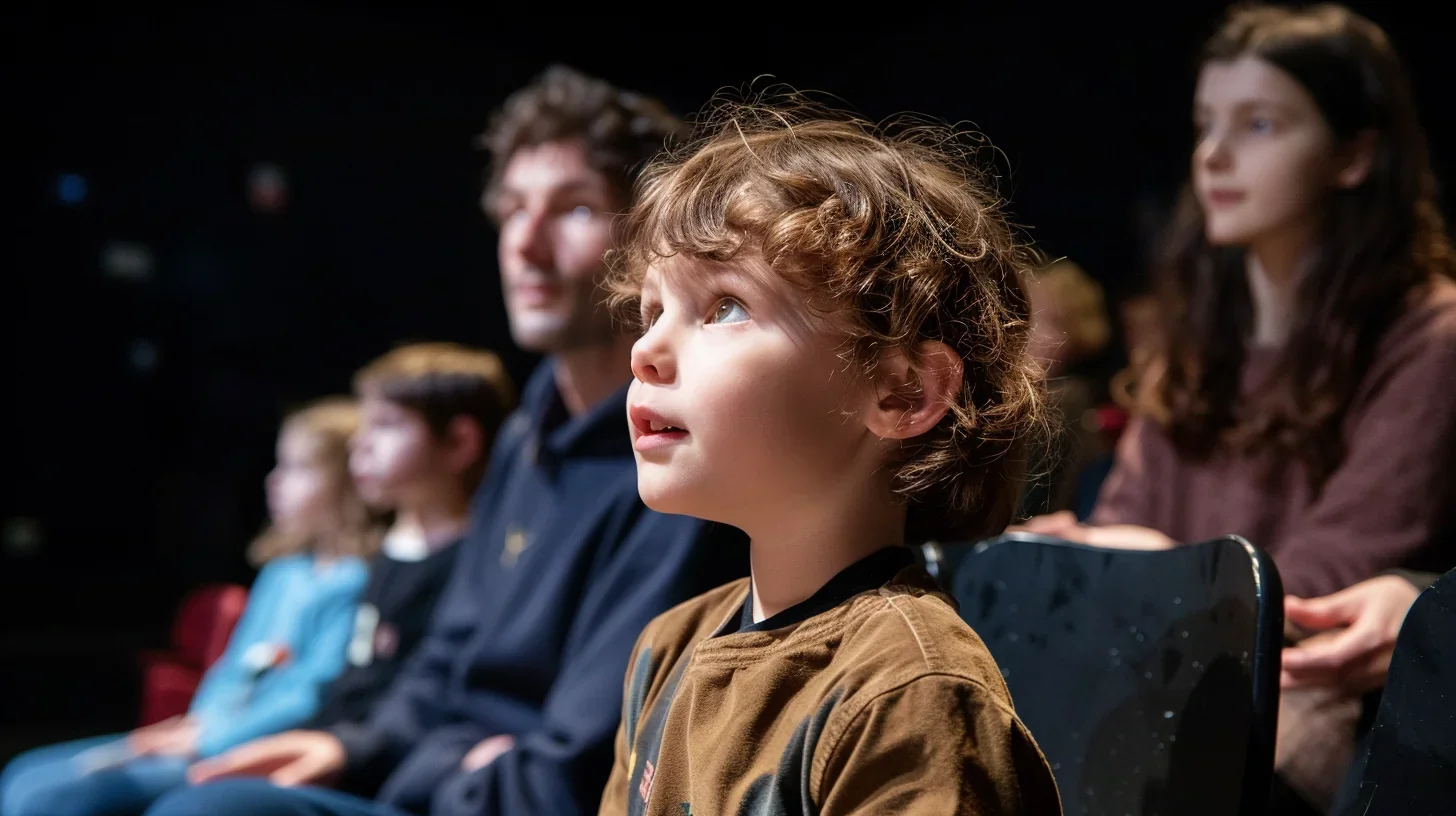 Enfants joyeux jouant une scène de théâtre