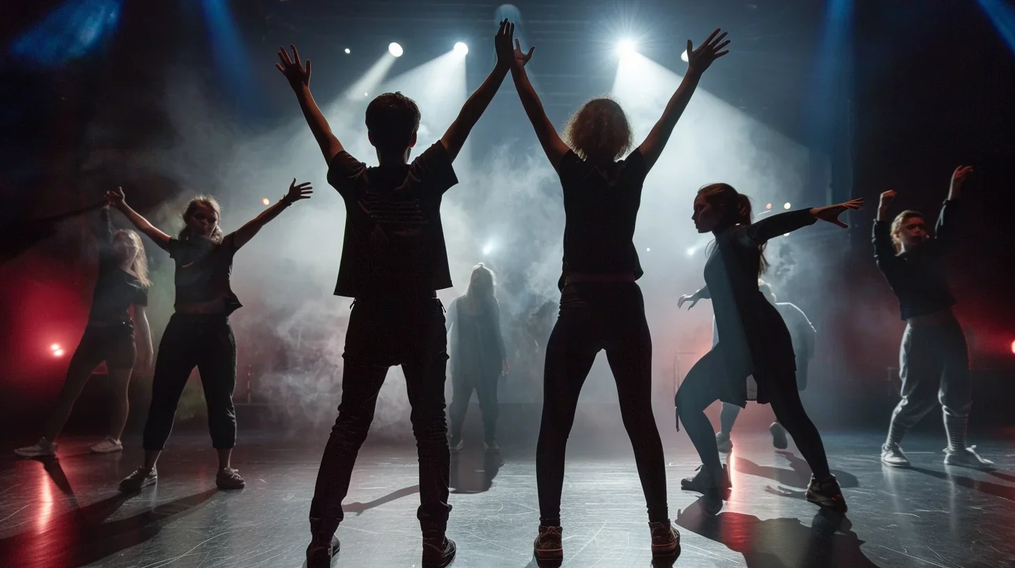 Un groupe d'acteurs en pleine répétition théâtrale