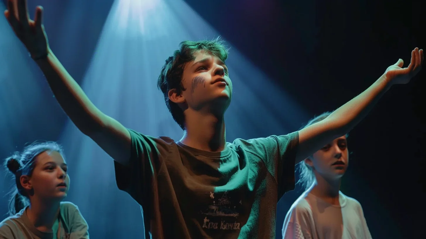 Acteur exprimant une émotion intense sur scène