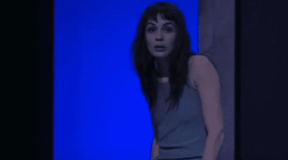 Dans cette image captivante, nous voyons Antigone, le personnage central de la pièce de théâtre éponyme de Jean Anouilh, debout se