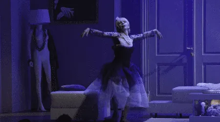 Victoria Abril sur scène, envoûtante dans sa danse dans le spectacle "Drôle de Genre"