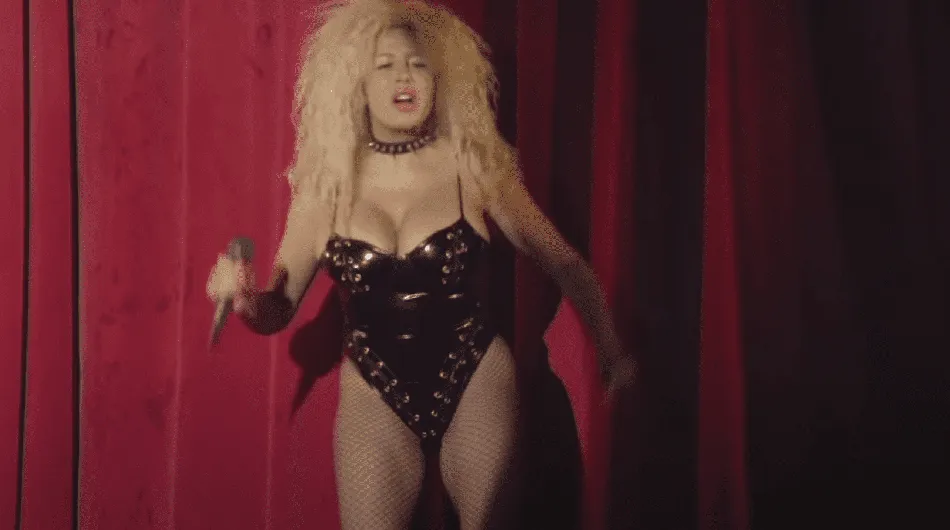 Afida Turner chante avec passion dans le spectacle