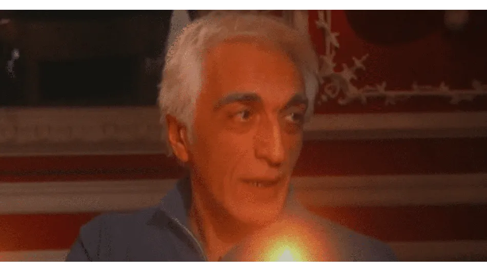 Gérard Darmon raconte une histoire émouvante avec passion et conviction, captivant l'attention de tous les spectateurs. Son expres