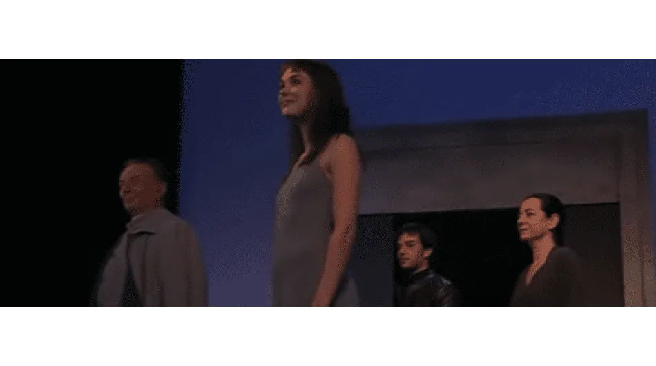 Cette image saisissante capture l'essence de la pièce de théâtre "Antigone" de Jean Anouilh, avec tous les acteurs réunis sur scèn