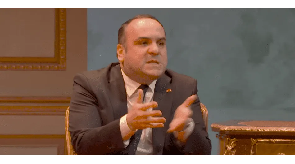 Cette image captivante nous montre le président en plein discours, alors qu'il explique avec sincérité et transparence un problème