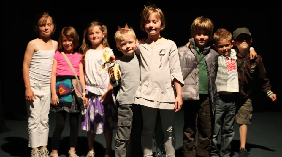 On peut voir des enfants sur scène, répétant leur spectacle avec une détermination inspirante. Leur passion pour le théâtre est pa