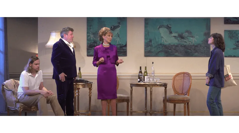Sur scène, Marie-Anne Chazel, entourée de ses partenaires dans le spectacle "La Famille et le Potager", crée une scène de rencontr