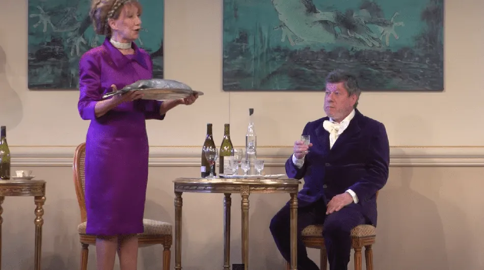 Sur scène, Marie-Anne Chazel et son partenaire dans le spectacle "La Famille et le Potager" offrent une performance comique inoubl