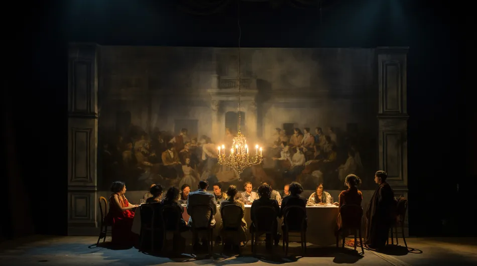 L'image saisit un instant magique où la fiction prend son envol sur les planches du théâtre. Les personnages fictifs prennent vie,