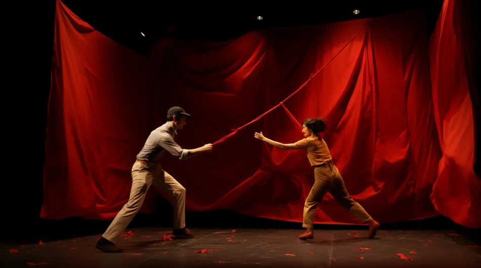 Improvisation en duo sur une scène avec un décor rouge
