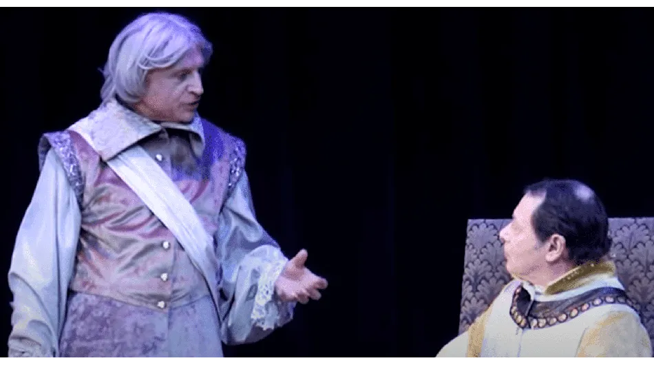 Sur scène, deux hommes incarnant les personnages de la célèbre pièce de théâtre "Le Cid" présentent un dialogue poignant, transpor