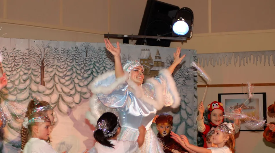 Cette photo magique capture l'essence même du théâtre pour enfants. Une comédienne talentueuse guide des enfants costumés dans une